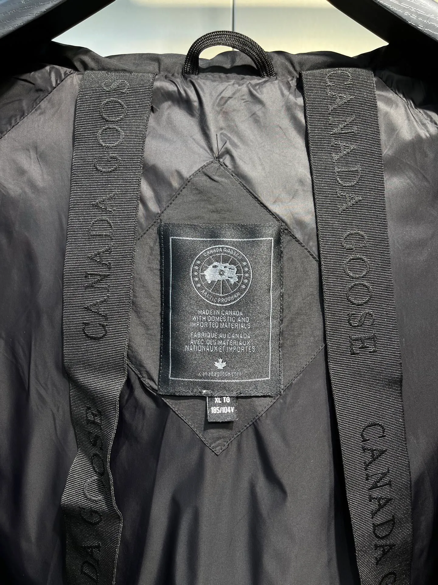 P740 Canada Goose🌟Ouyang Nana's same style 3m reflective black label down jacket junction junction parka is light weight and warm. The Junction Parka is made from soft enduraluxe fabric with cordura for added durability in high-wear areas, making it lightweight and durable. 360-degree reflective strips on the collar improve visibility in low-light environments. Features a removable hood for easy wearing during transitional periods when the weather warms up.  size：xs-xxl